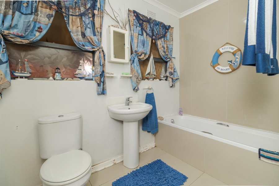 5 Bedroom Property for Sale in Loucharmante Western Cape